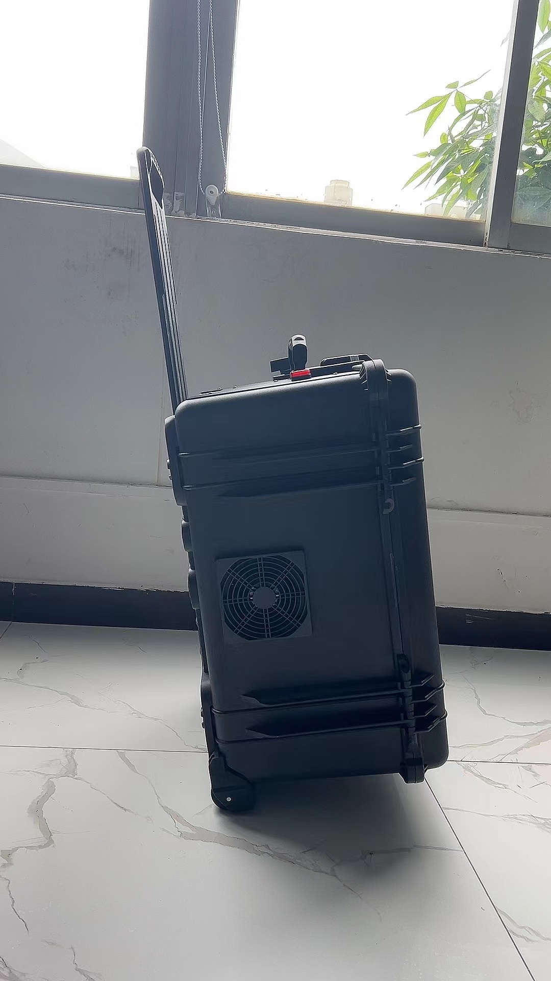 察哈尔右翼中手拉箱型移动通信干扰器